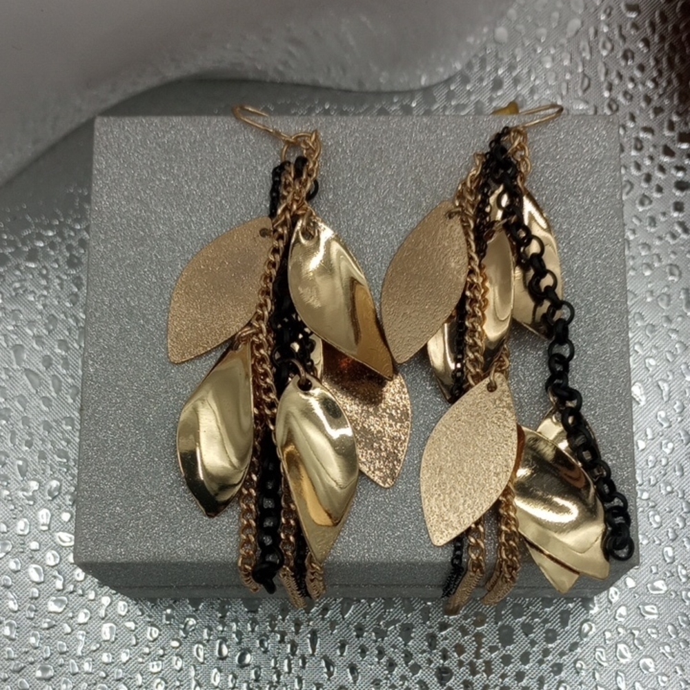Elegant Gold Tone Dangle Leaf Earrings E0401 - Picture 1 of 2